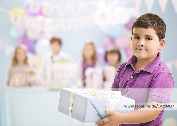 Geschenk Junge - Person Party halten Verpackung Geburtstag umwickelt