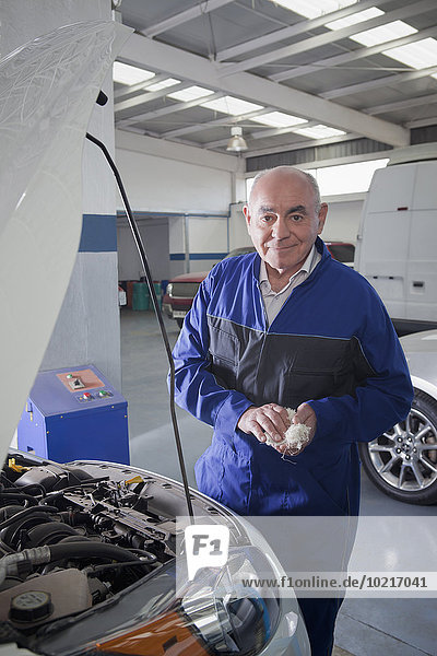 Garage Auto arbeiten Hispanier Mechaniker alt