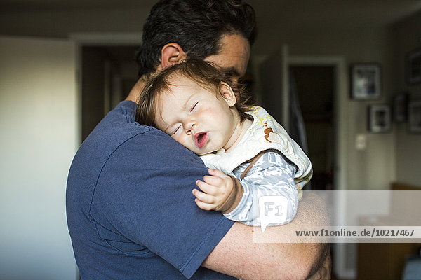 Europäer Menschlicher Vater halten schlafen Mädchen Baby