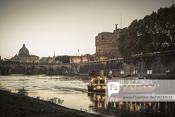 Rom Hauptstadt fließen Boot Fluss Italien