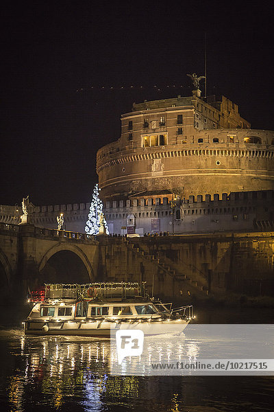 beleuchtet Rom Hauptstadt fließen Boot Fluss Italien