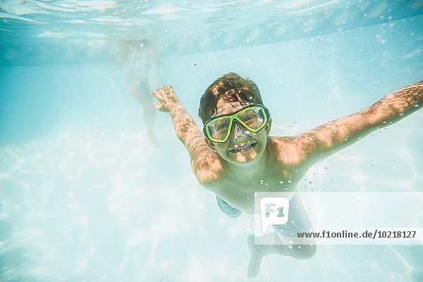Europäer Junge - Person Unterwasseraufnahme unter Wasser Schwimmbad schwimmen