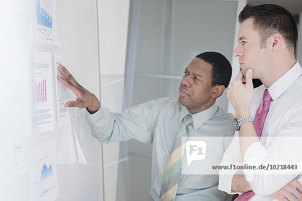 Geschäftsmann Wand Büro Diagramm Untersuchung
