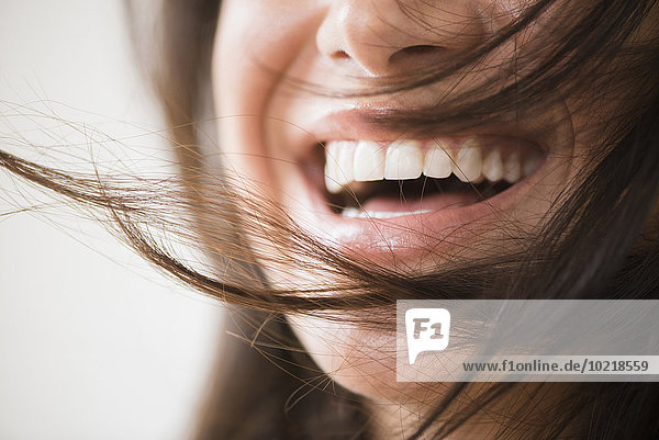 Frau lachen unordentlich Close-up Haar