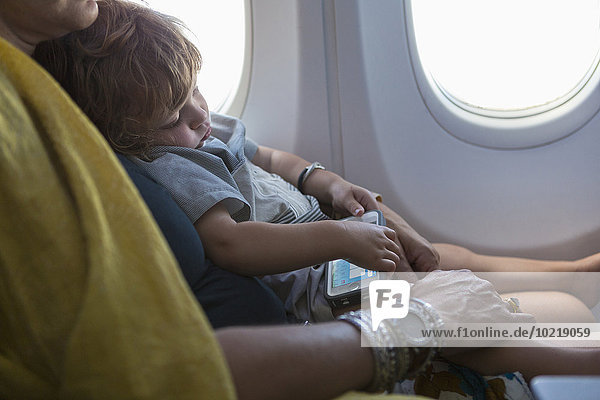 Flugzeug Europäer Sohn halten Mutter - Mensch Baby