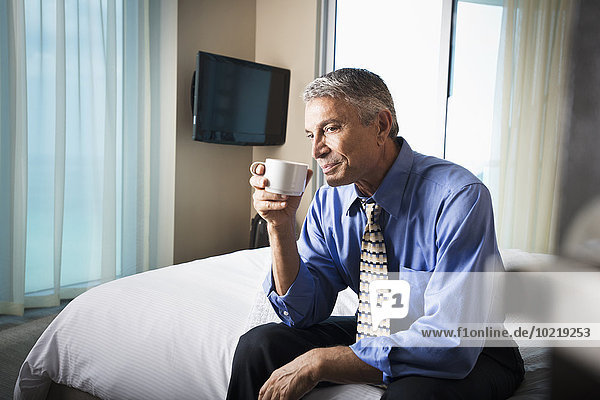 Europäer Geschäftsmann Bett Hotel trinken Kaffee