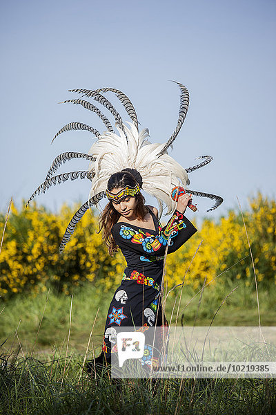 Frau Tradition Zeremonie Kopfschmuck zeigen amerikanisch Ethnisches Erscheinungsbild