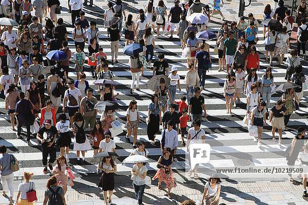 Mensch Menschen gehen über Tokyo Hauptstadt Ansicht Harajuku Japan