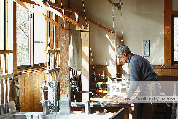 Papier Tradition arbeiten Studioaufnahme Handwerker japanisch