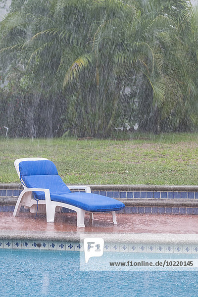 Mexiko,  Nayarit,  starker Sommerregen im Hinterhof mit Schwimmbad