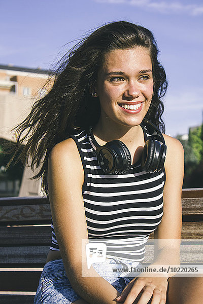 Porträt eines lächelnden Mädchens mit Kopfhörer