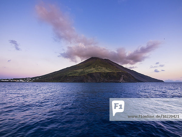 Italien  Sizilien  Äolische Inseln  Blick auf Isola Stromboli  Vulkan am Abend