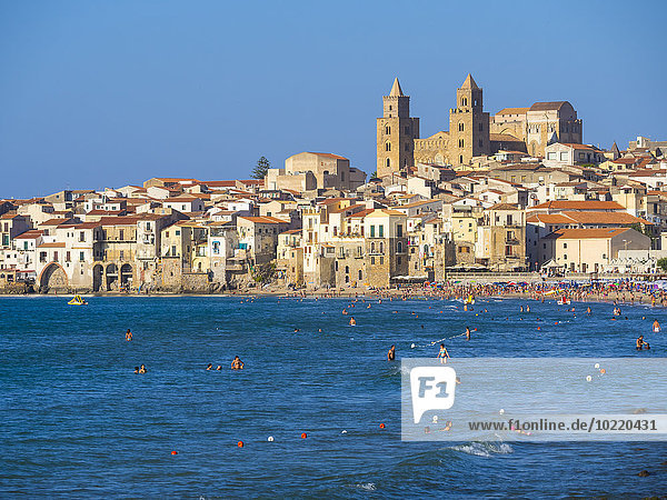 Italien,  Sizilien,  Cefalu,  Ansicht von Cefalu mit Cefalu Kathedrale,  Strand und Touristen im Wasser