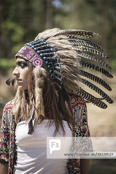 Junge Frau verkleidet als Indianerin