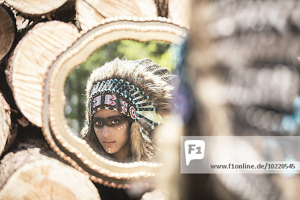 Spiegelbild einer jungen Frau,  die sich als Inderin verkleidet.