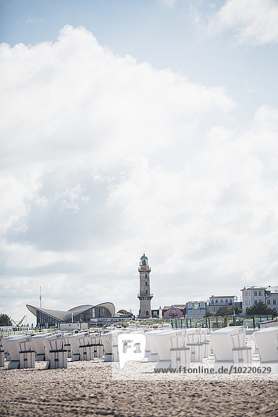 Deutschland  Mecklenburg-Vorpommern  Warnemünde  Alter Leuchtturm und Teepott  Strand mit Liegestühle