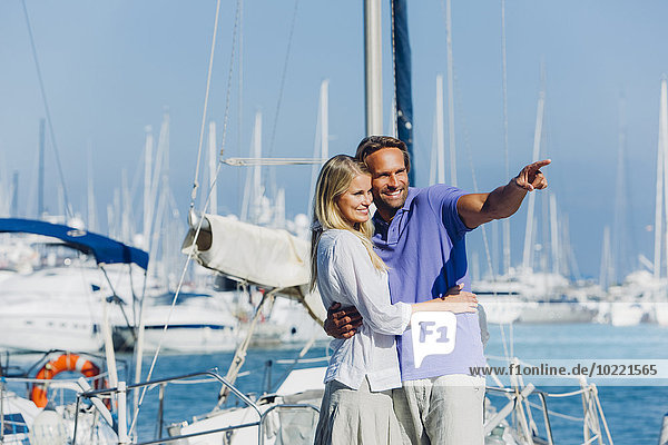 Spanien  Mallorca  lächelndes Paar im Yachthafen