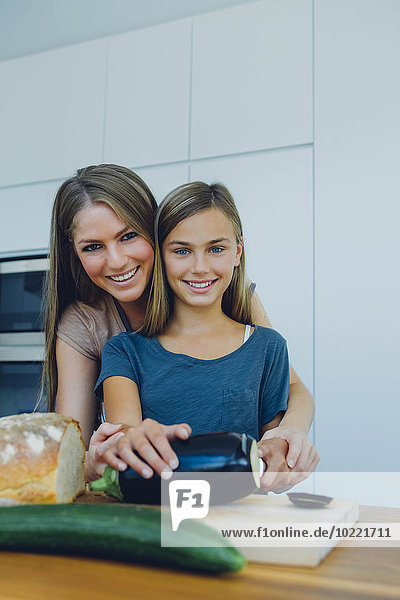 Mutter und Tochter in der Küche bei der Zubereitung gesunder Speisen