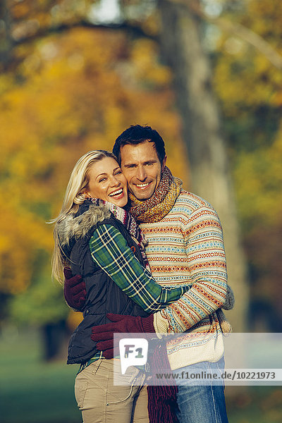 Porträt eines Paares  das sich in einem Park umarmt