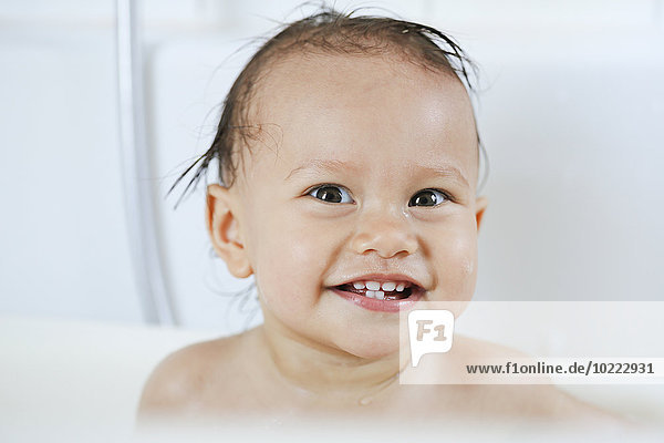 Porträt eines lächelnden Mädchens in einer Badewanne