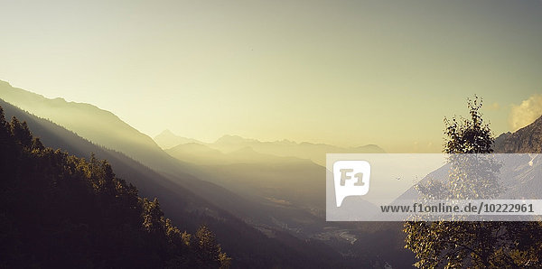 Frankreich,  Lombardei,  bei Chiareggio,  Blick auf die Berge,  Morgendunst bei Sonnenaufgang