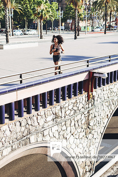 Spanien  Barcelona  Jogging junge Frau in der Stadt