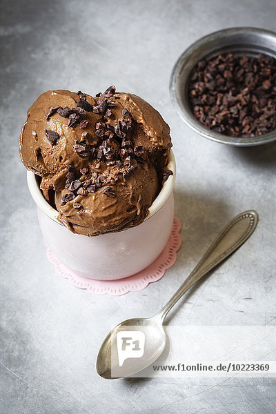 Schale aus veganem Schokoladenbananen-Eis mit Kakaonibs verziert