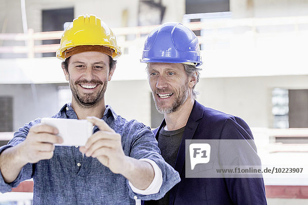 Zwei Männer auf der Baustelle mit einem Selfie.