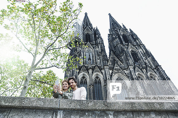 Deutschland  Köln  Porträt eines jungen Ehepaares vor dem Kölner Dom