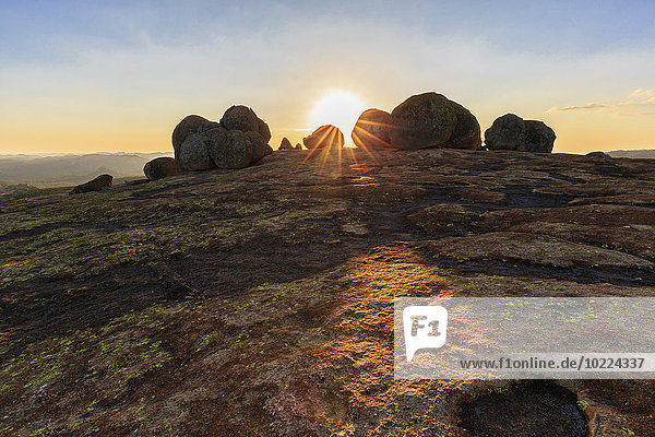 Afrika  Simbabwe  Matobo Nationalpark  Felsformation mit Grab von Cecil Rhodes bei Sonnenuntergang