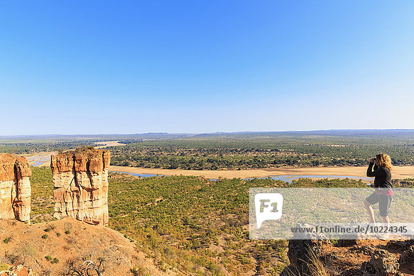 Simbabwe  Masvingo  Gonarezhou Nationalpark  Frau mit Blick auf Runde River und Chilojo Cliffs