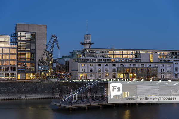 Deutschland  Düsseldorf  Medienhafen im Restaurant Lido  blaue Stunde