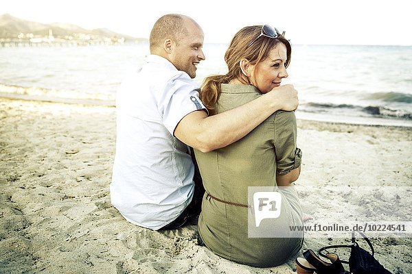 Spanien  Mallorca  Alcudia  Paar am Strand entspannen