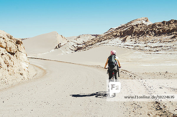 Chile  Frau mit dem Mountainbike durch das Mondtal  Atacama-Wüste