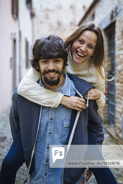 Italien  San Gimignano  Porträt eines glücklichen jungen Paares