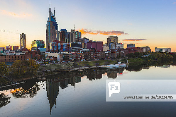 USA  Tennessee  Nashville und Cumberland River am Abend