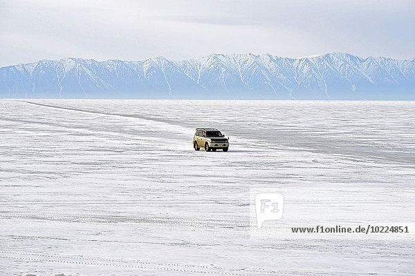 Russland  Baikalsee  Pickup fahren auf gefrorenem See
