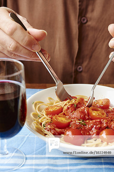 Mann isst Spaghetti mit Tomatensauce  Nahaufnahme
