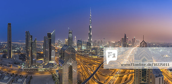 Vereinigte Arabische Emirate  Dubai  Interchange an der Sheikh Zayed Road und Dubai Skyline in der Abenddämmerung