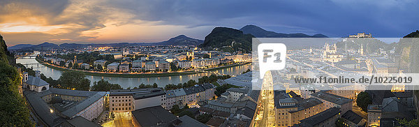 Österreich  Salzburg  Blick auf die Stadt am Abend