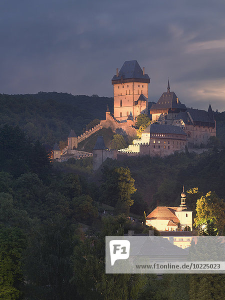 Tschechische Republik  Burg Karlstejn am Abend.