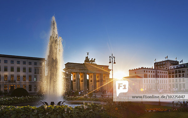 Deutschland  Berlin  Berlin-Mitte  Sonne scheint durch das Brandenburger Tor  Pariser Platz