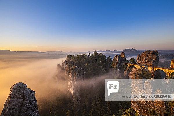 Deutschland Sachsen Nationalpark Sächsische Schweiz Elbsandsteingebirge und Basteibrücke bei Tagesanbruch