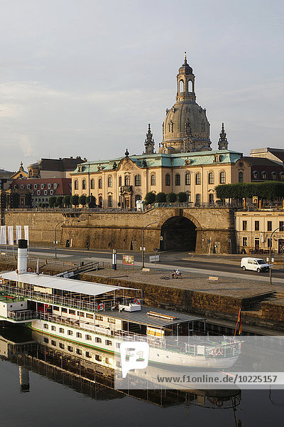 Deutschland  Sachsen  Dresden  Blick auf Frauenkirche und Elbe am Morgen