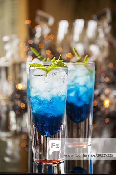 Frischer Cocktail mit blauem Curacao-Likör