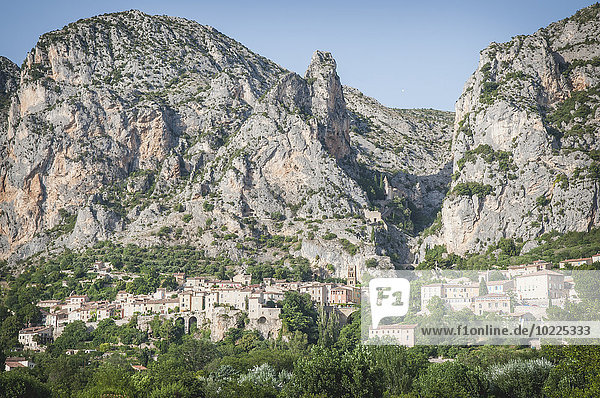 Frankreich Alpes-de-Haute-Provence Blick auf das Dorf Moustiers-Sainte-Marie