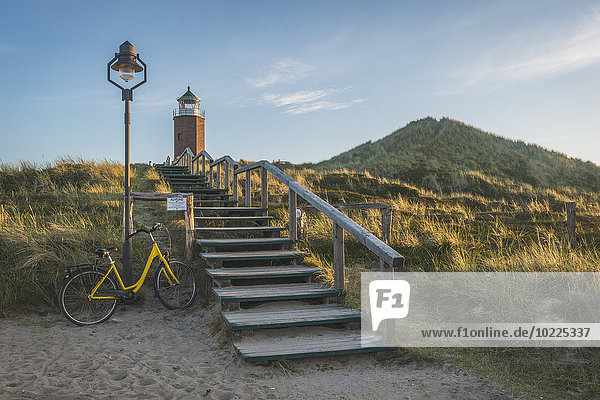 Deutschland  Sylt  Kampen  Treppe zum Überqueren von Licht und geparktes Fahrrad an der Laterne lehnend