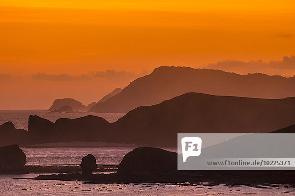 Indonesien Bali Küste der Insel Lombok bei Sonnenuntergang