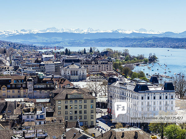 Schweiz  Zürich  Stadtbild mit Opernhaus  Zürichsee  Alpen im Hintergrund