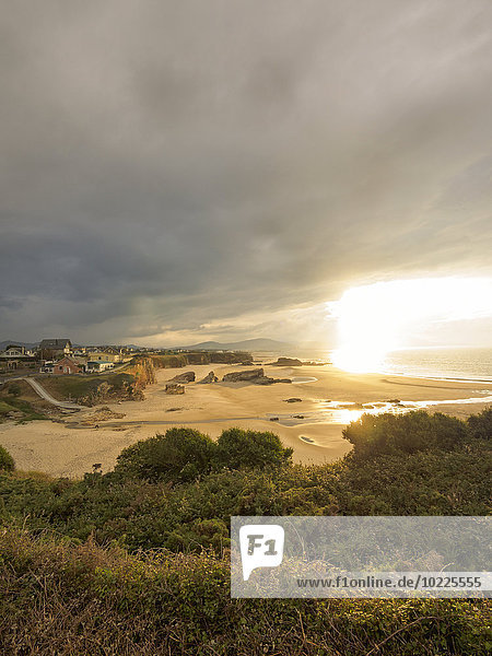 Spanien  Ribadeo  Blick auf den Strand bei Dämmerung